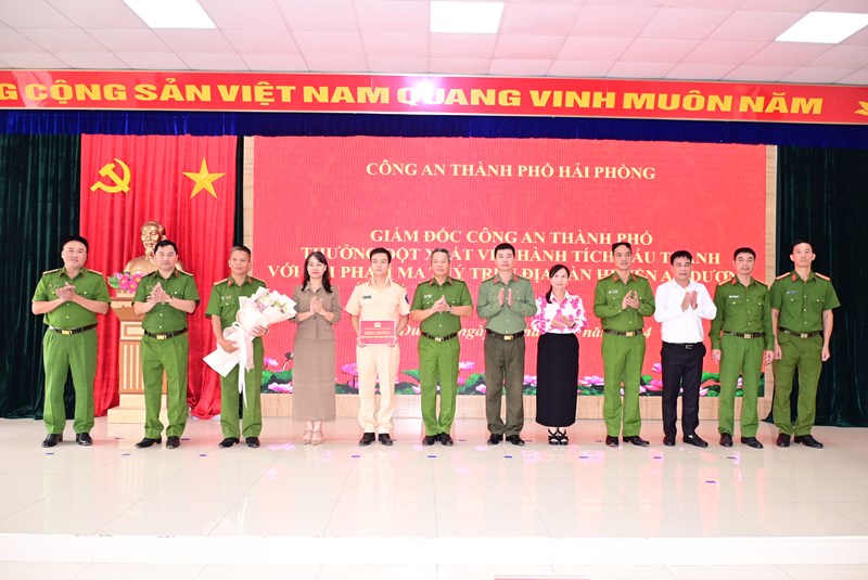 Khen thưởng Công an huyện An Dương về thành tích đấu tranh với tội phạm ma túy